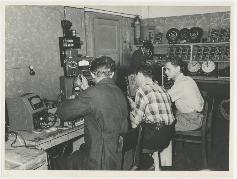 Tehase reguleerimise jaoskond aparatuuri reguleerimisel.