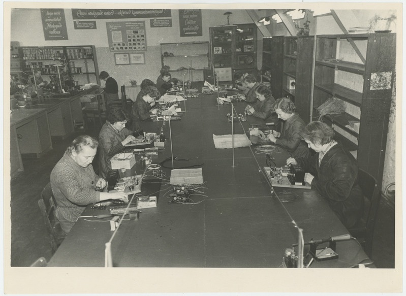 Raadio-elektroonika jaoskond teostab aparaatide montaaži.