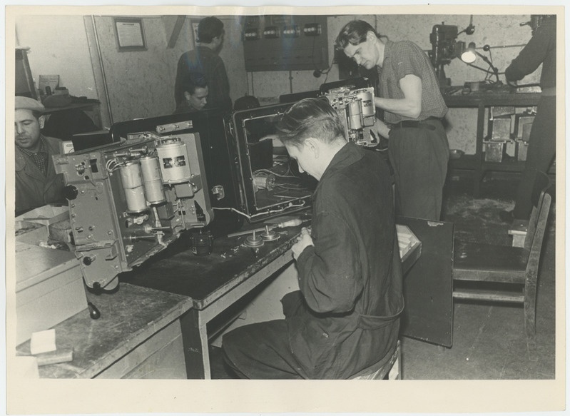 Raadio-elektroonika jaoskonna lukksepp-elektrikud.