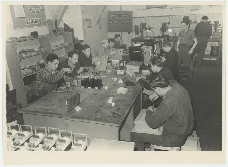 Raadio-elektroonika jaoskond, esimene kommunistliku töö brigaad.