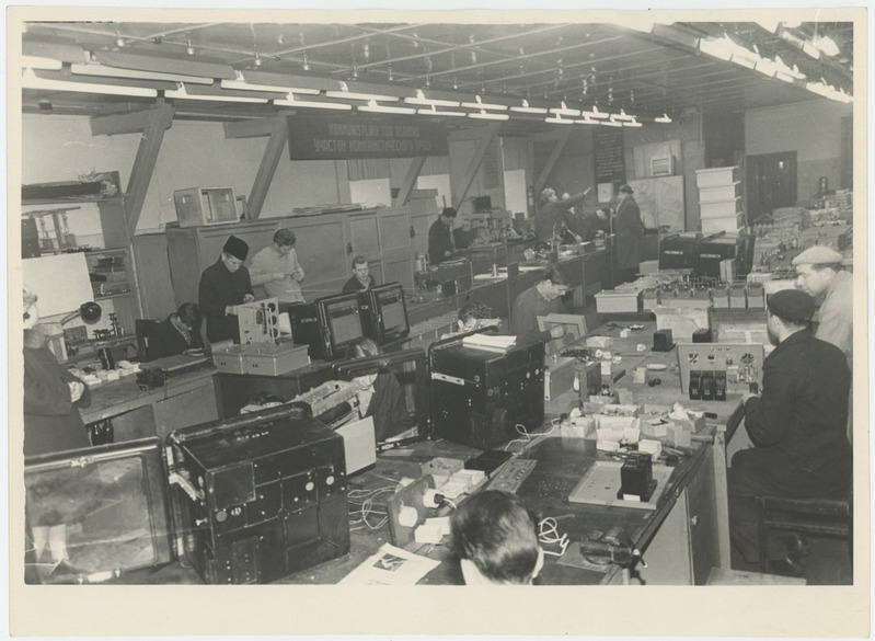 Vasakpoolse pika laua taga töötavad tehase SKB eksperimentaalosakonna töötajad.