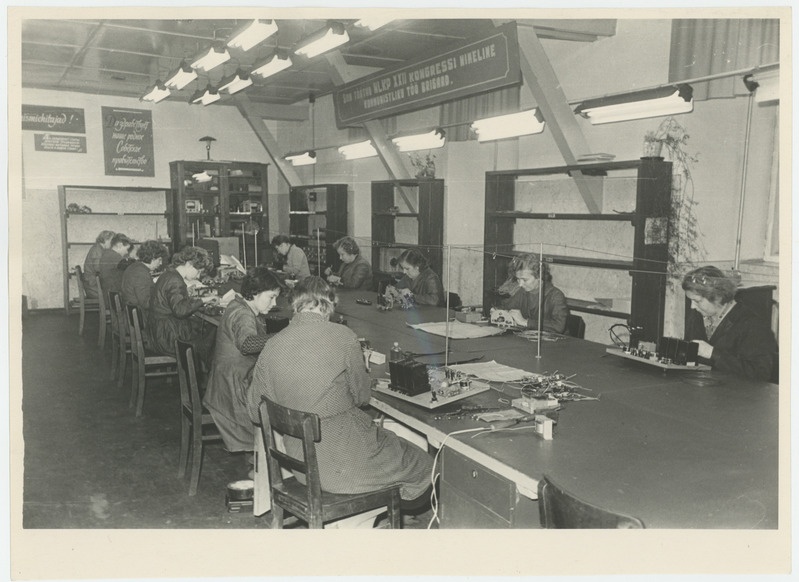 Raadio-elektroonika jaoskonna montaaži brigaad.