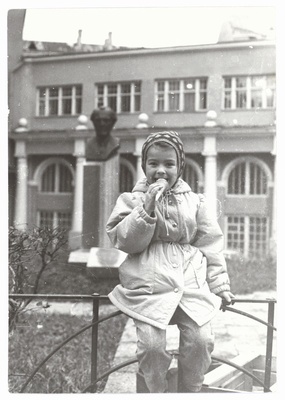 Portree: tüdruk jäätisega, taustal Georg Otsa nimeline Tallinna Muusikakool  duplicate photo