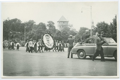 1950. aasta laulupidu Tallinnas, rongkäigu kolonni algus J.V.Stalini portreega, Võidu väljakul.  duplicate photo