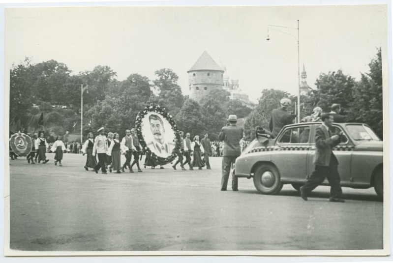 1950. aasta laulupidu Tallinnas, rongkäigu kolonni algus J.V.Stalini portreega, Võidu väljakul.