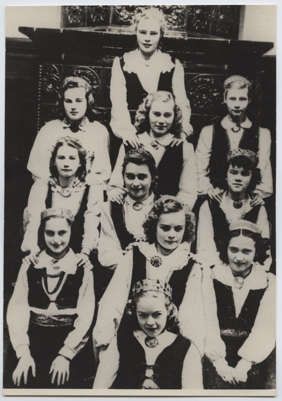 J.Tompi nimelise kultuurimaja rahvatantsijaid.