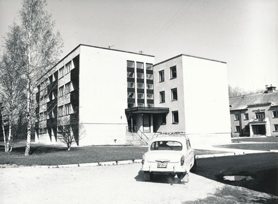 Foto. Väimela Näidissovhoostehnikumi ühiselamud nr. 4 ( valminud 31.08.1976.a.) mais 1981.a.  similar photo