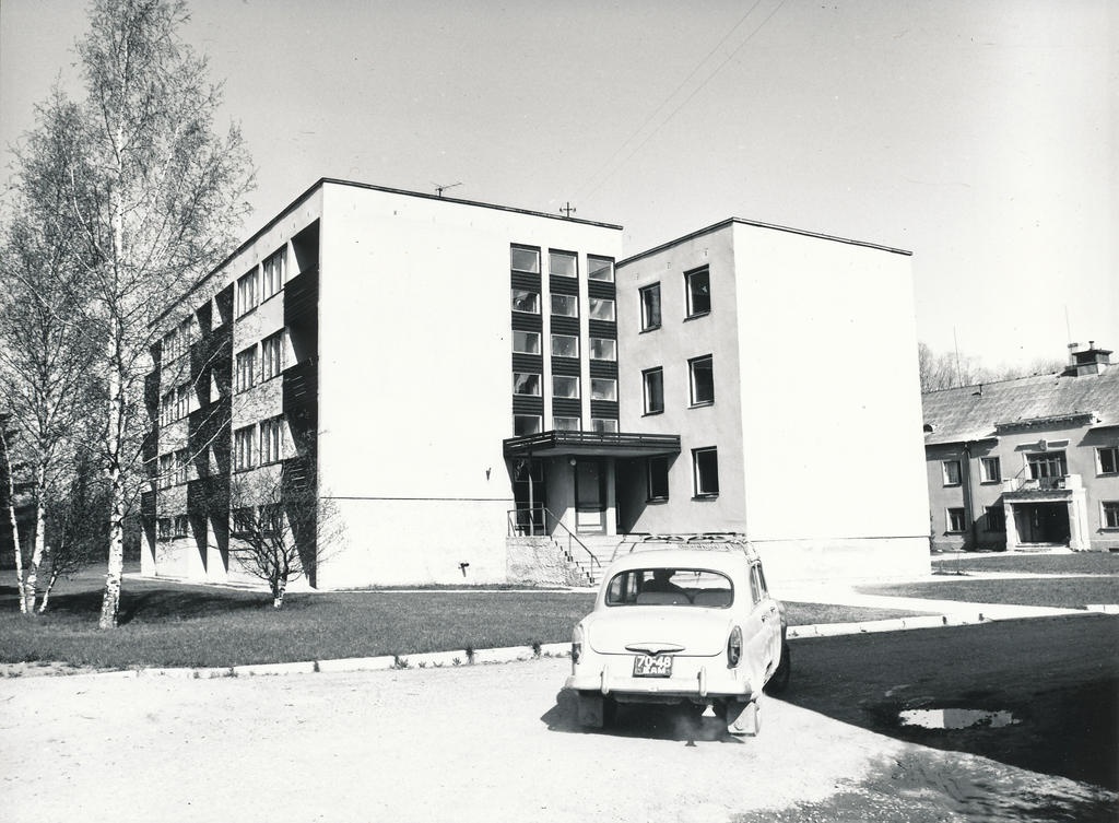 Foto. Väimela Näidissovhoostehnikumi ühiselamud nr. 4 ( valminud 31.08.1976.a.) mais 1981.a.