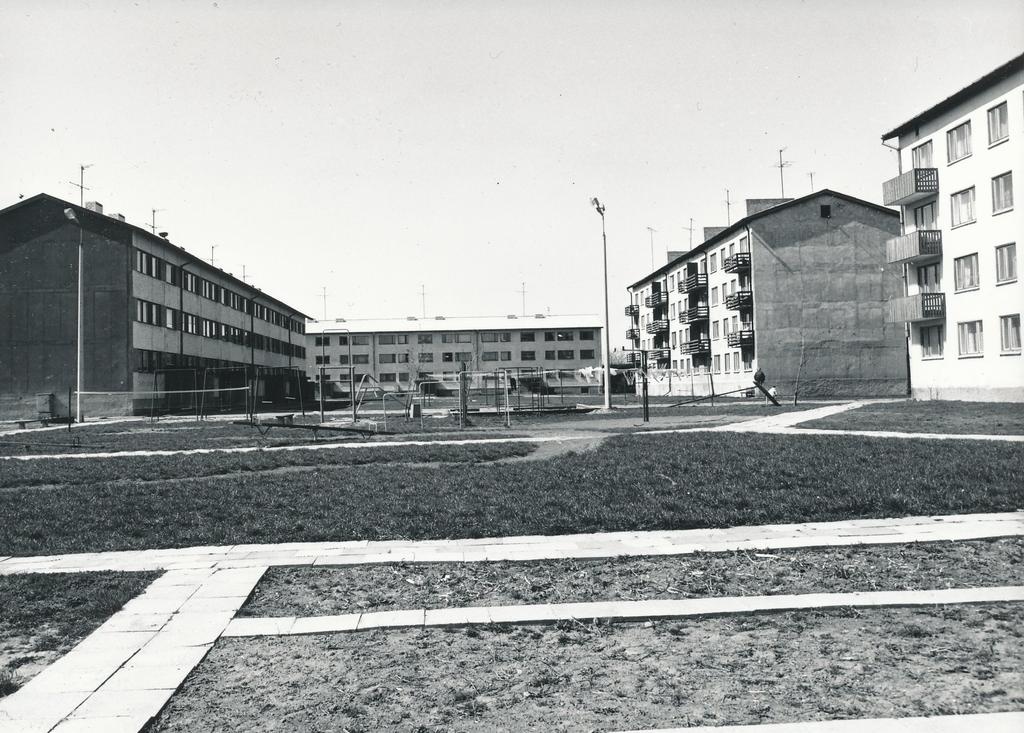 Foto. Väimela Näidissovhoostehnikumi elamud Põllu t. 1,2,3,4. mais 1981.a.