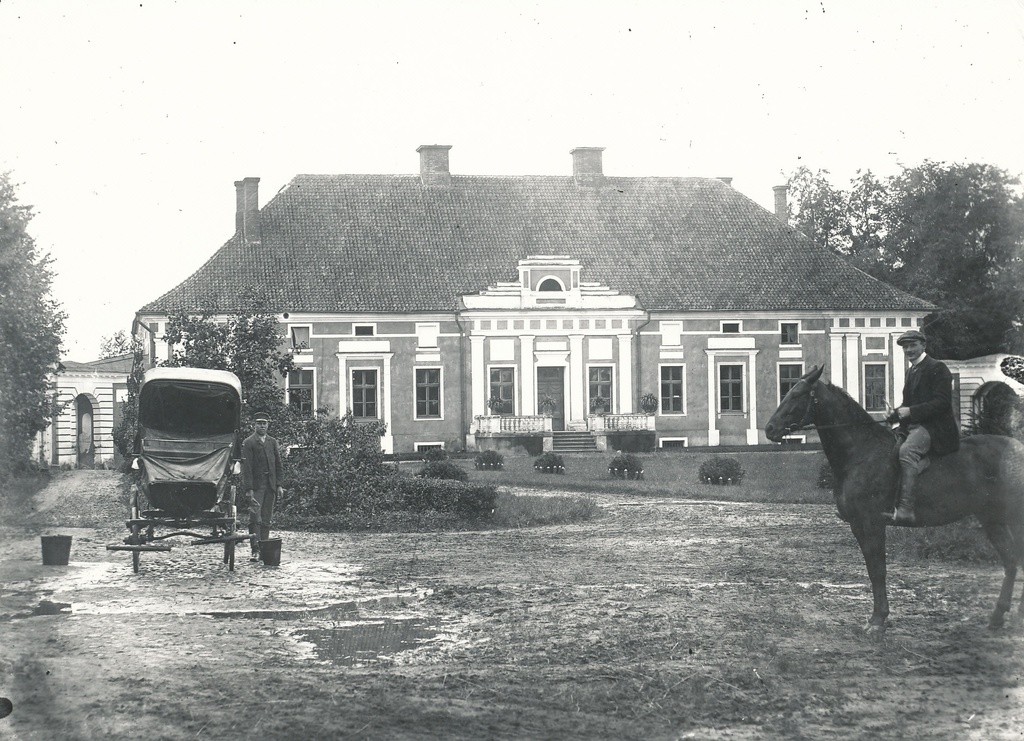 Foto. Väimela mõisa härrastemaja, pildistatud õue poolt.