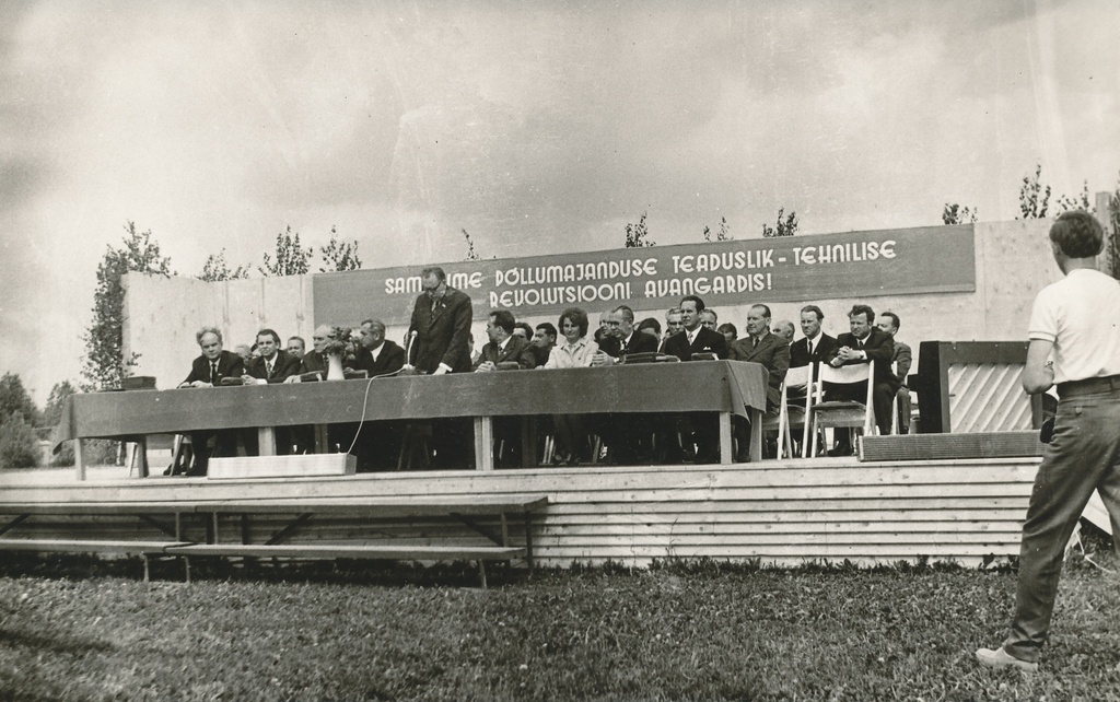 Foto. Väimela NST  50.aastapäeva tähistamise presiidium 10.juunil 1972.aastal.
