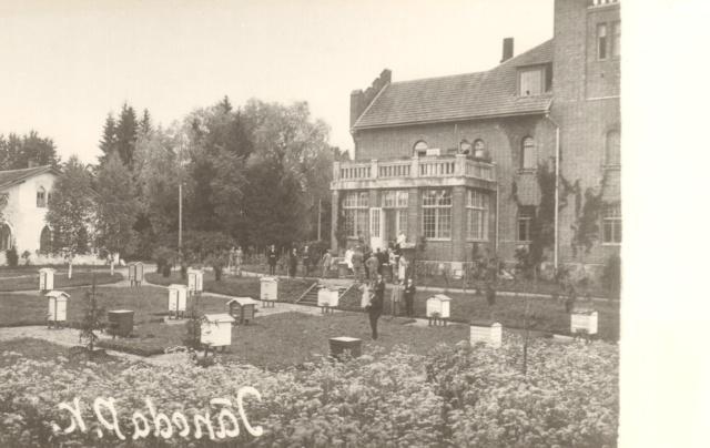 fotokoopia, mesitarud Jäneda lossi (põllumajanduskooli) ees 20.saj. esimesel poolel