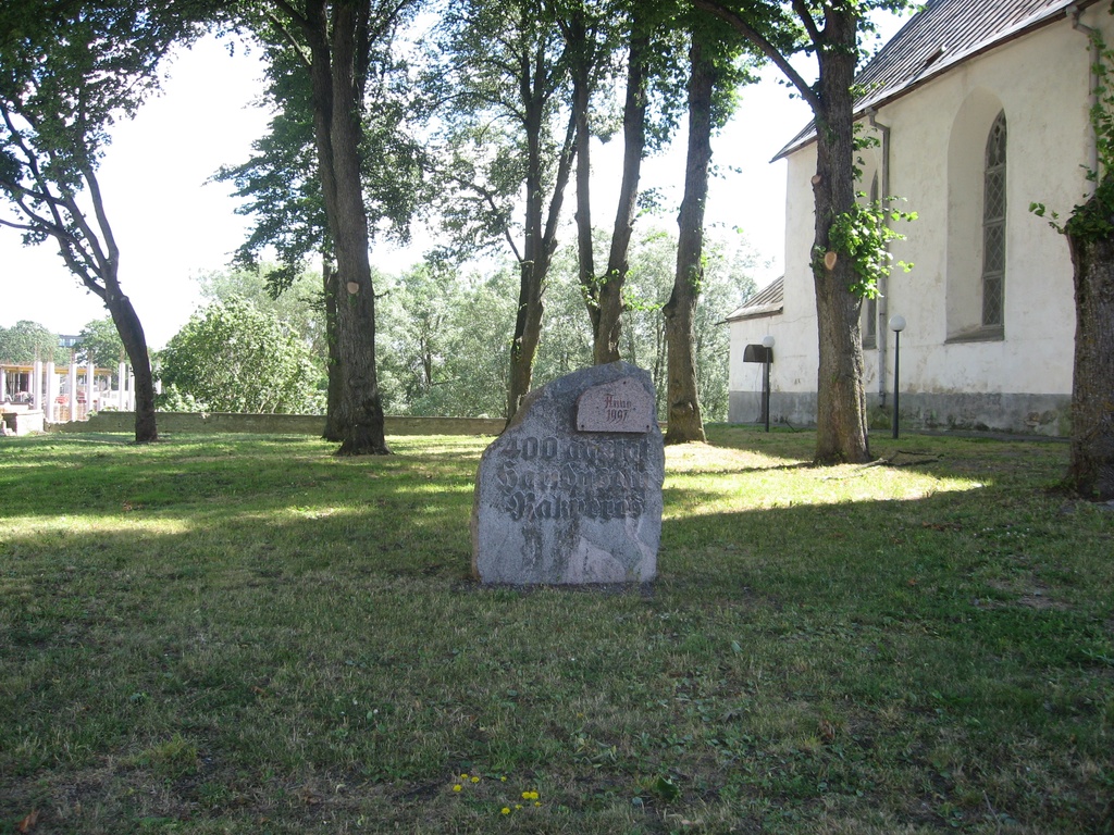 Rakvere, památník u kostela - lang