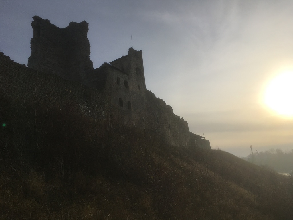 Rakvere castle in November fog - Western wall of fog-shrouded Rakvere castle, halfway up the stairs from Vallikraavi.