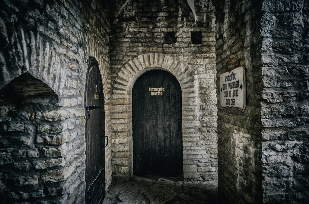 Sissepääs piinakambrisse - Entrance to the torture chamber. Rakvere Castle, Estonia