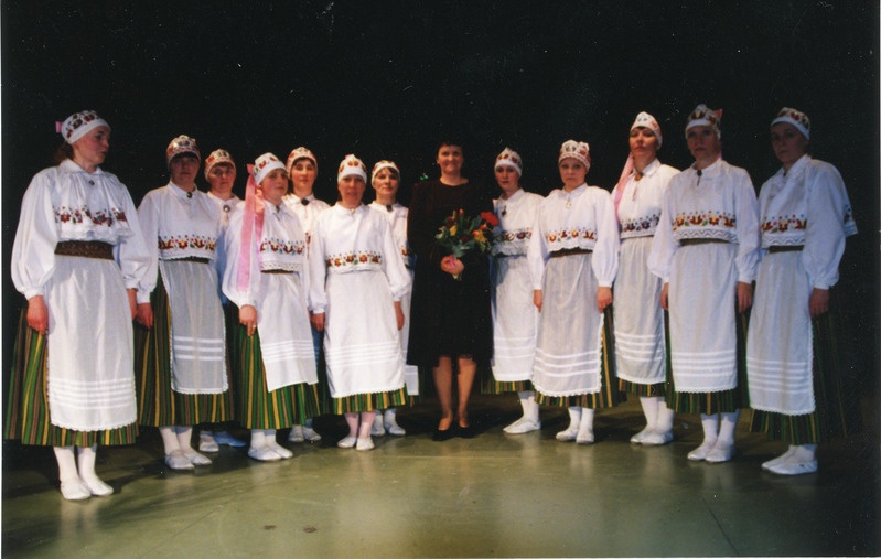 Iisaku naisrahvatantsurühm