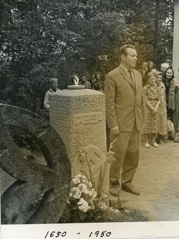 "300 aastat perekond Peepu" mälestussamba püstitamisel Iisakus, 13.08.1967.a