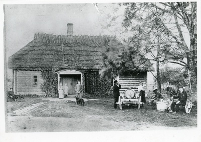 Voormantsikute maja ees Varesmetsast Karlepilt 1920/30. a-test  duplicate photo