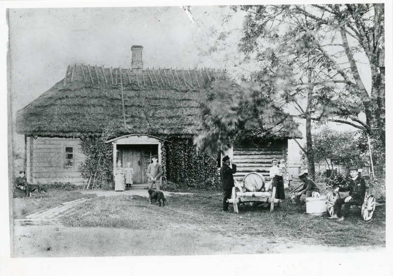 Voormantsikute maja ees Varesmetsast Karlepilt 1920/30. a-test