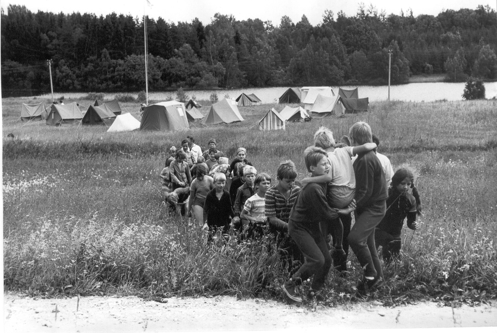 Foto. VGT töötajate laste puhkelaager tehase saun-suvila juures Vihtla  järve ääres 26.juunil  1979.a.