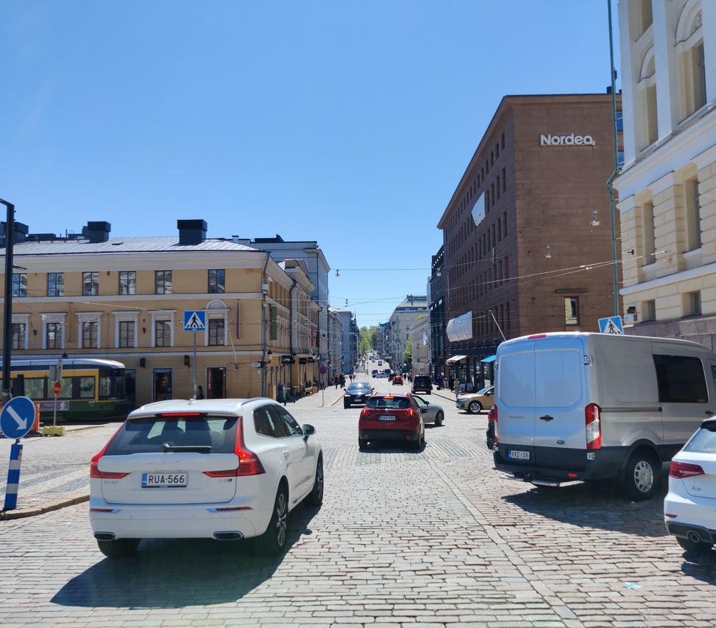 Kruunajaiskoristelua Unioninkadulla Pohjois-Esplanaadikadun (=Pohjoisesplanadi) ja Aleksanterinkadun välillä keisari Nikolai II:n kruunajaisten johdosta. rephoto