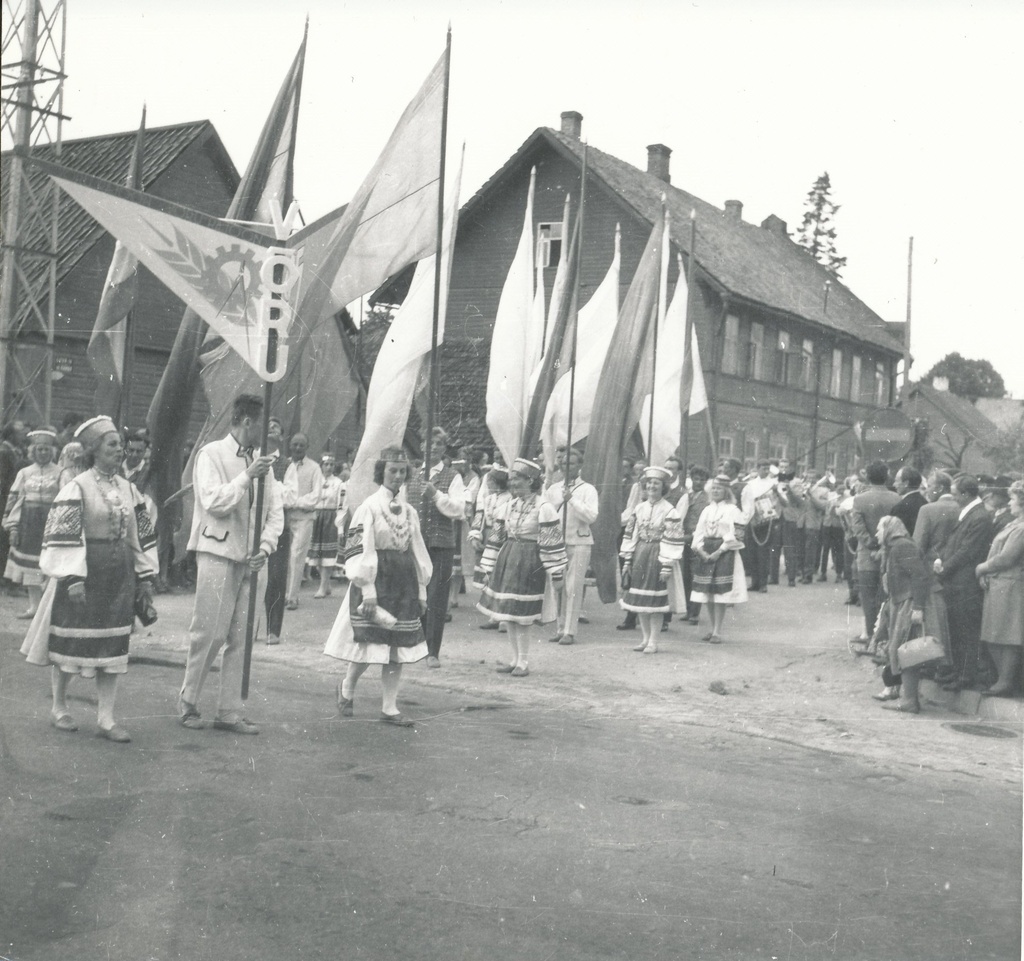 Foto ja negatiiv. Võru rajooni rahvakunstiõhtu ja laulupäev 12.-13. juunil 1965.a. rongkäik Liiva tänaval.