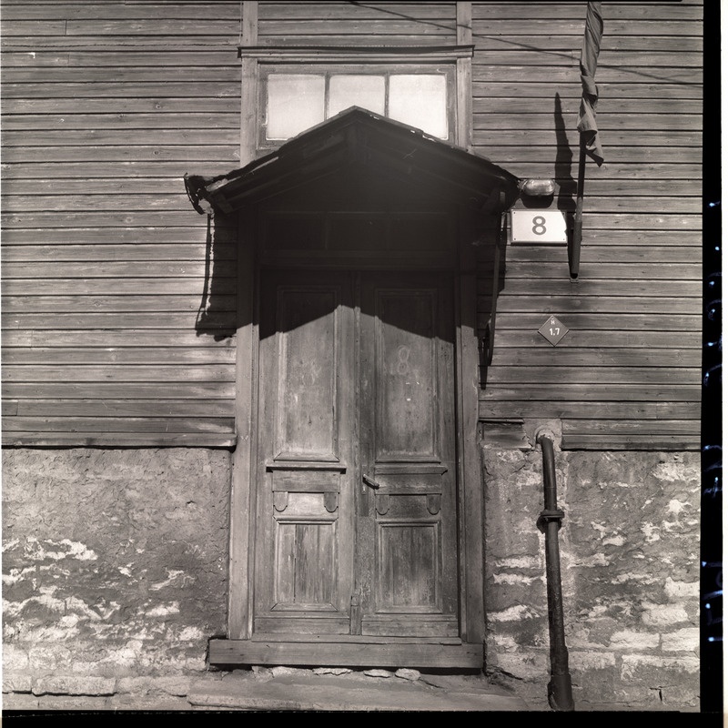 Suur-Laagri t. 8 maja välisuks