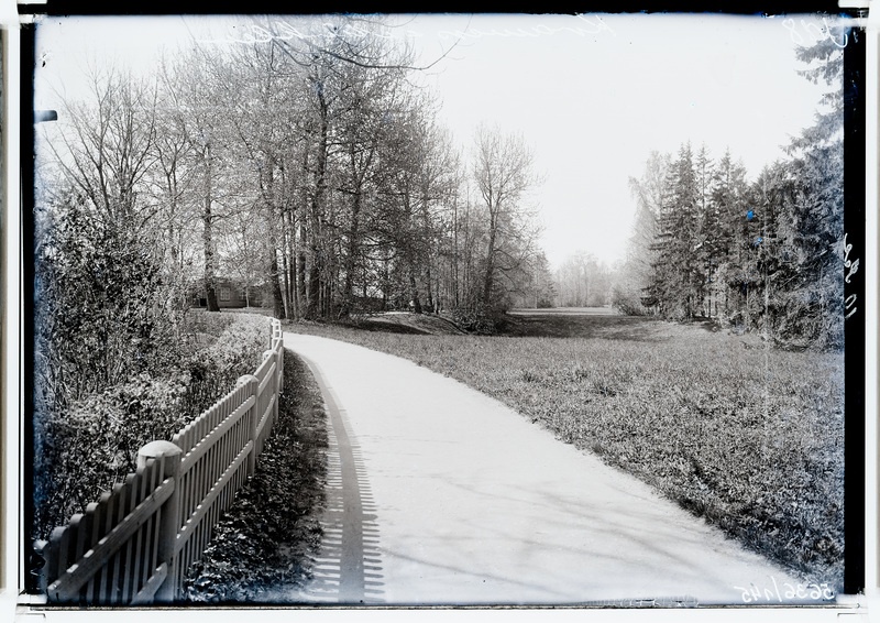 Kreenholm. Linavabriku park, tee väravast parki.