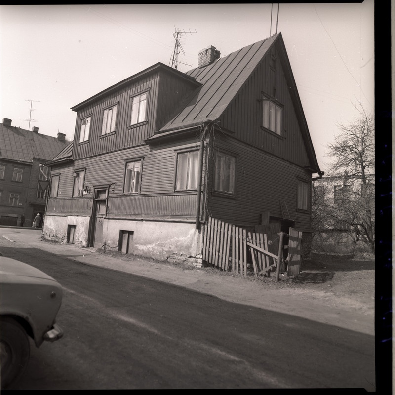 Mansardkorrusega puuhoone