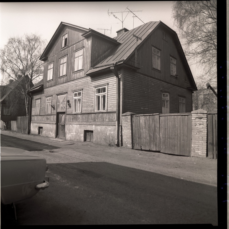 Mansardkorrusega puuhoone