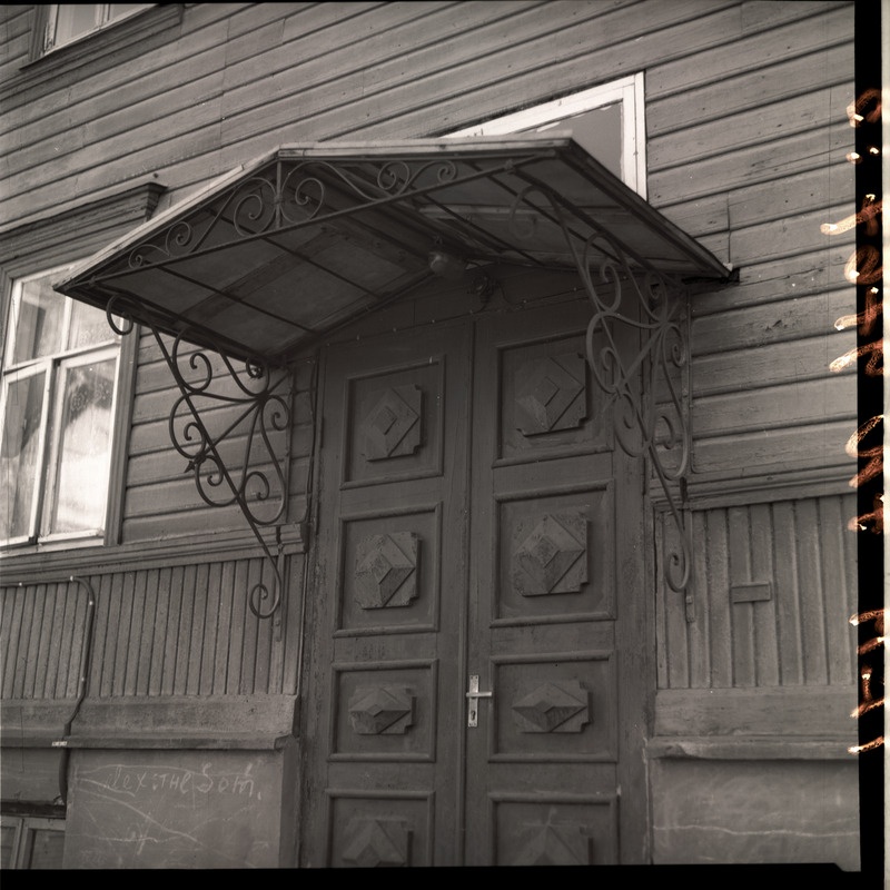 Salme t. 30 maja välisuks ja varikatus