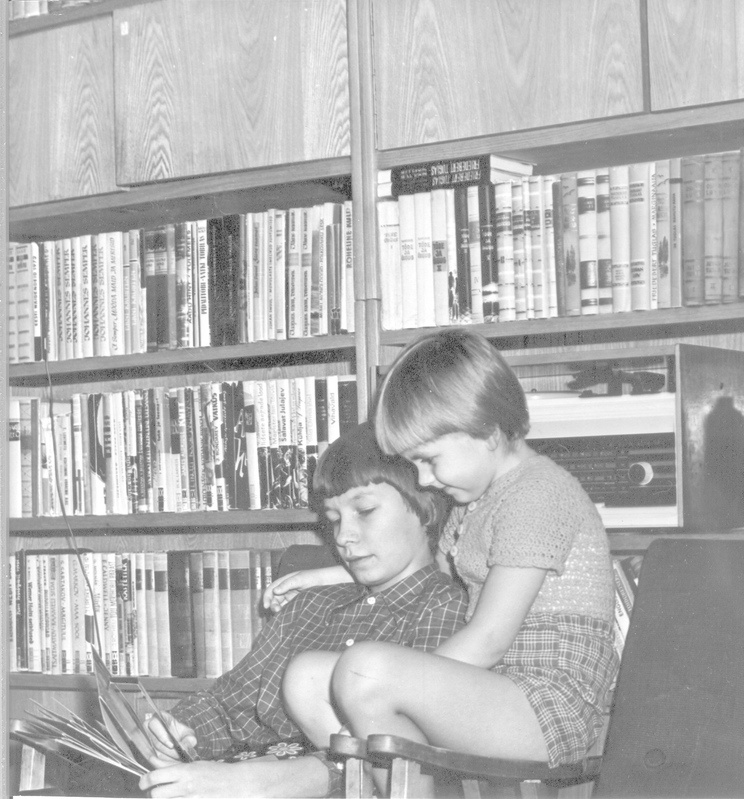 Foto. Nurgake kaasaegsest Võru korterist raamatutega - Tillmann, Eha korter 1975.a.