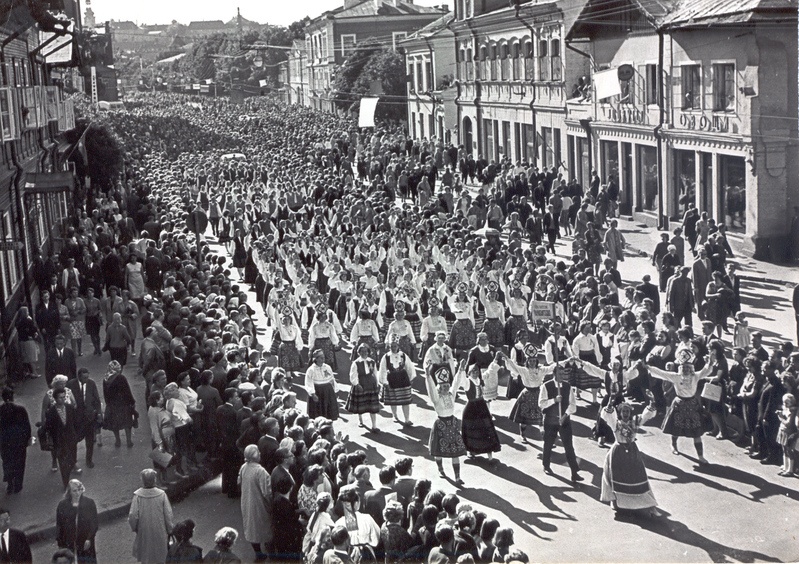 Foto. Võrulased vabariikliku rahvatantsupeo rongkäigus koos Kai Leetega 1970.aastatel