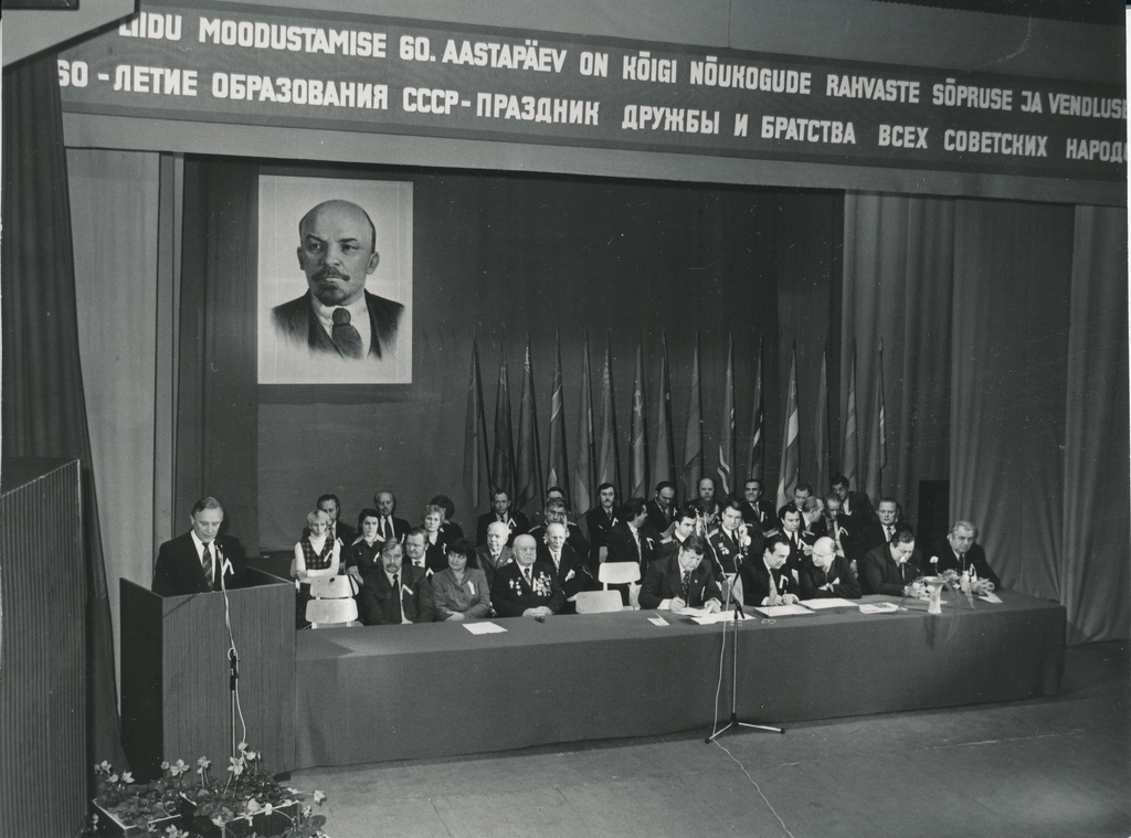 Foto. NSV Liidu 60. aastapäeva tähistamine  kultuurimajas "Kannel" 9.detsembril 1982.a.Presiidium, kõneleb  EKP Võru Rajoonikomitee I sekretär Aare Männiste.