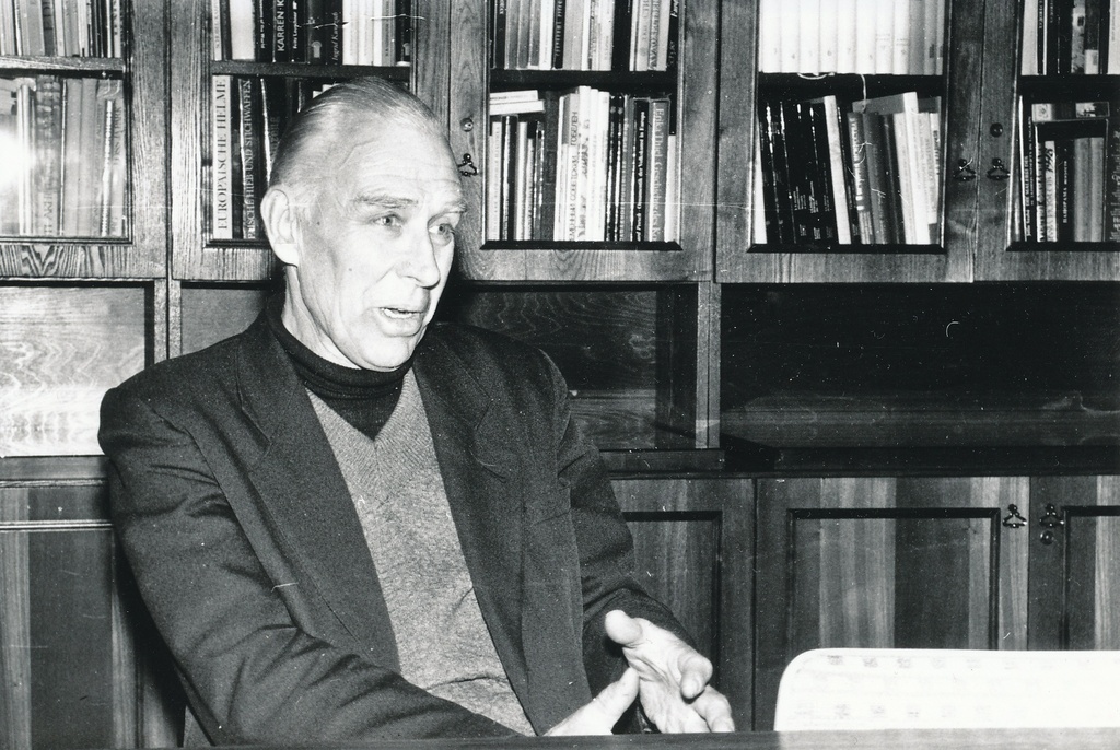 Foto.Krull, Aleksander- Dr. Fr. R. Kreutzwaldi Memoriaalmuuseumi direktor 1. detsembril 1993.a.
