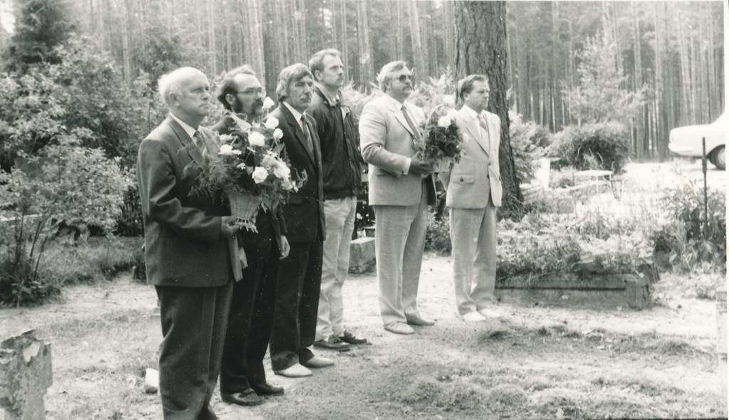 Foto. Võidupüha tähistamine Võru kalmistul Vabadussõjas langenute ausamba juures 23.juunil 1992.a.