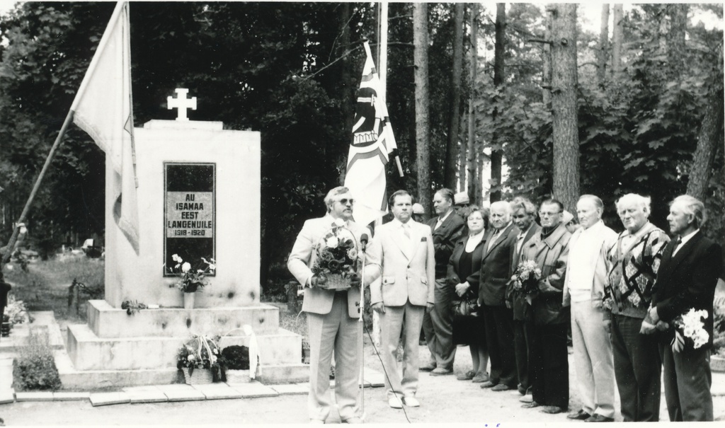 Foto. Võidupüha tähistamine Võru kalmistul Vabadussõjas langenute ausamba juures 23.juunil  1992.a.