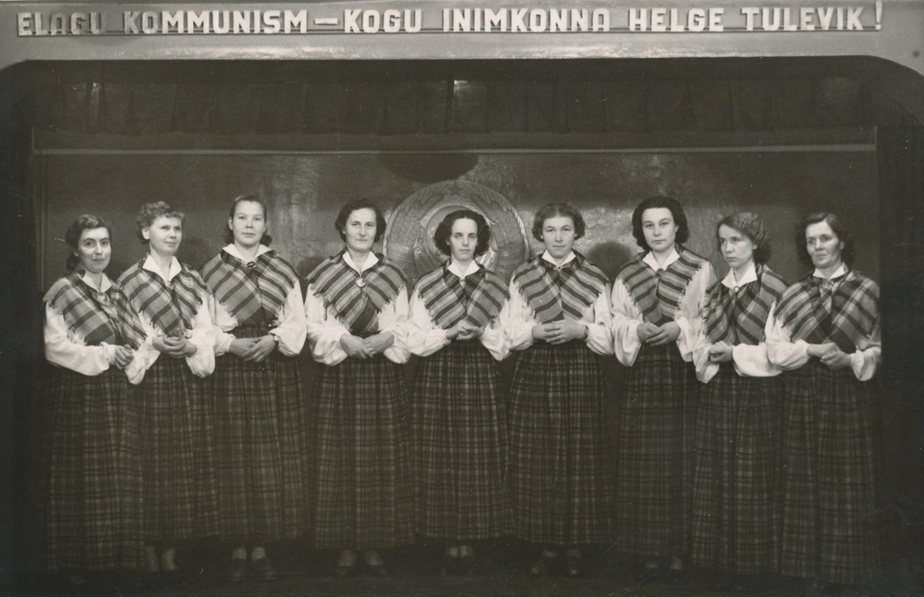 Foto.Võru Ehitusvalitsuse isetegevuslased  1958.a. novembris.