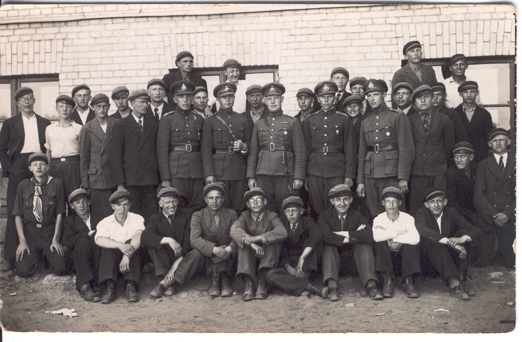 Foto.Võru garnisoni ohvitserid koos gümnaasiumi poistega 1930.aastatel.