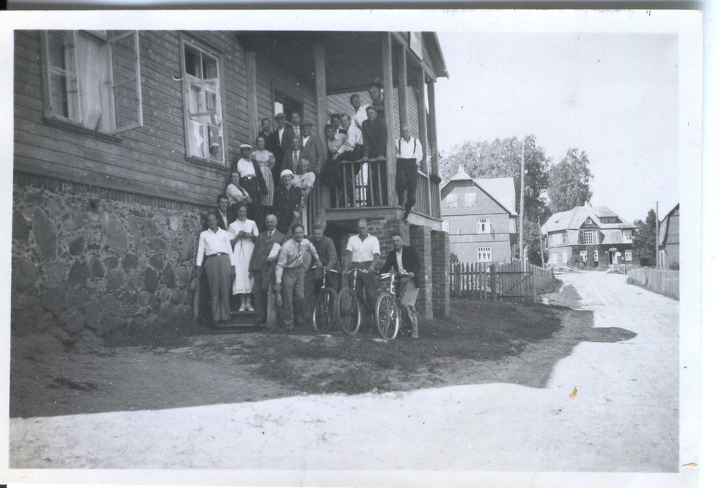 Fotoalbum. Foto  Võru Õpetajate Seminari õpetajad ja lõpetajad Põlvas 25.juulil 1937.a.