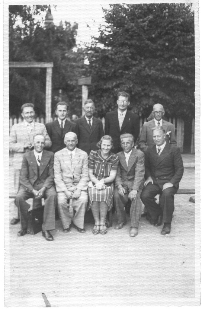 Fotoalbum. Foto Võru Õpetajate Seminari vilistlased Võrus 29.juulil 1939. aastal,II lend koos õpetajatega.