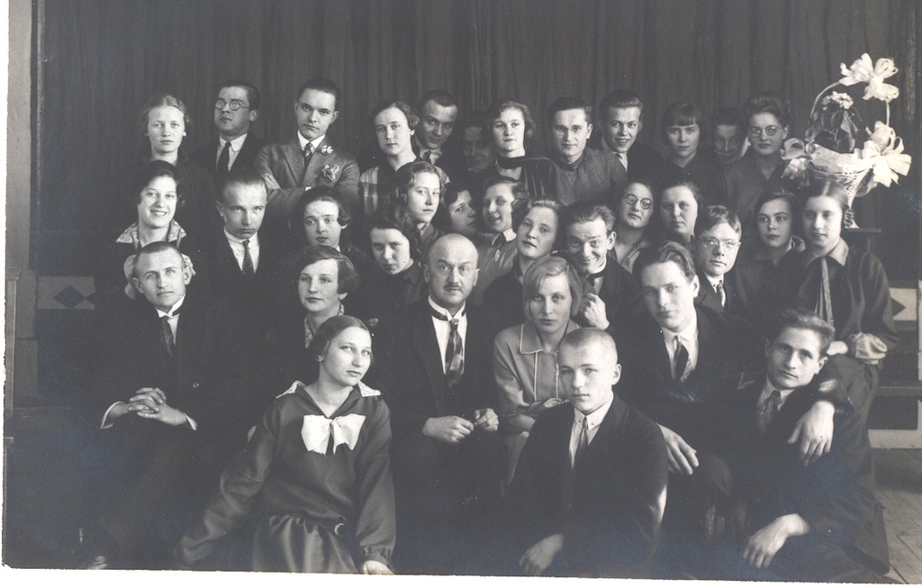 Fotoalbum.Foto  Võru Õpetajate Seminari õpilased koos direktor J. Käisiga  1927/28 õppeaastal.