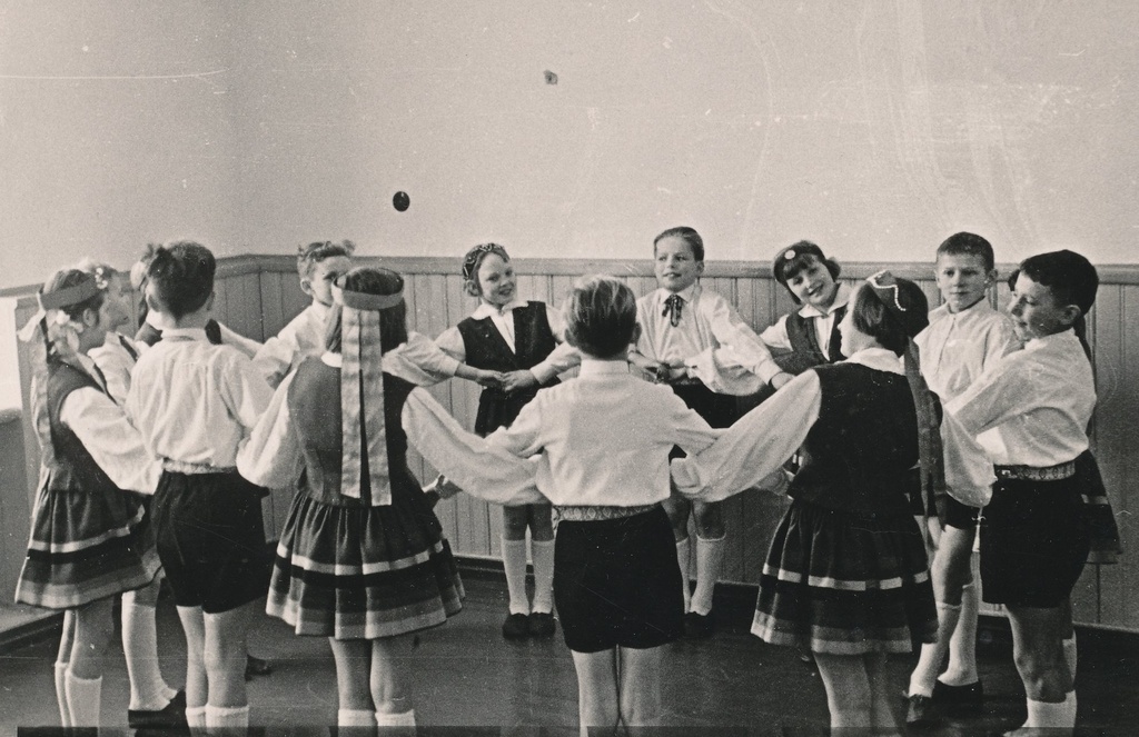 Foto.  Fr. R. Kreutzwaldi nim. Võru I Keskkooli rahvatantsurühm 1964.a.