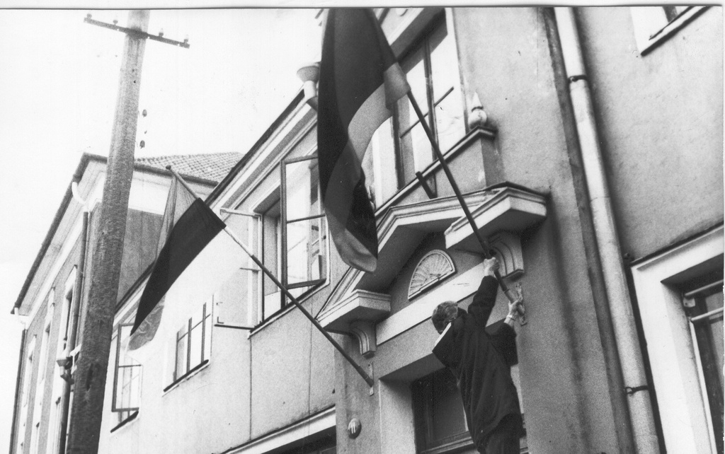 Foto.Võru linna lipuheiskamine Võru linnavalitsuse hoonele 22. veebruaril 1991.a.