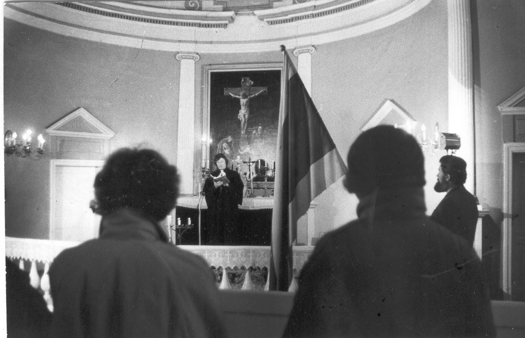 Foto.Võru linna lipu õnnistamine Katariina kirikus 22. veebruaril 1991.a.