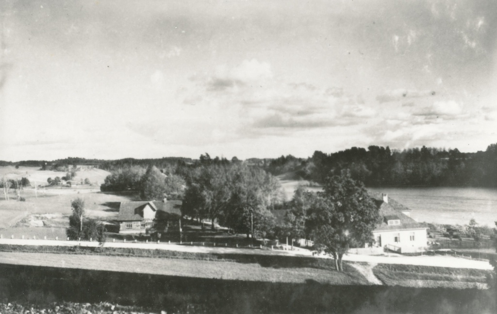 Foto. Rõuge vaade- Suurjärv ja hooned selle kaldal 1940.-te algul Jaan Tootseni foto.
