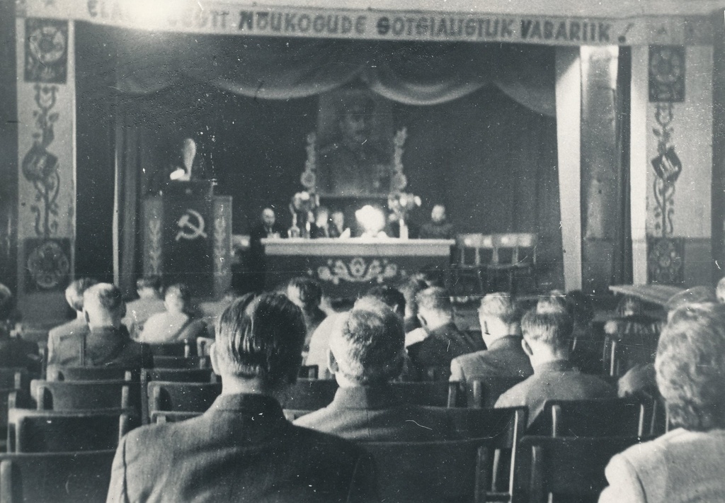 Foto. Eesti NSV Ülemnõukogu 3. istungjärk Võrus "Kandle" saalis septembris 1944.a.