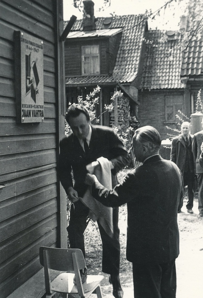 Foto.Kunstnik Jaan Vahtra mälestustahvli avamine 26. mail 1972.a. Võru Pioneerimaja seinal.