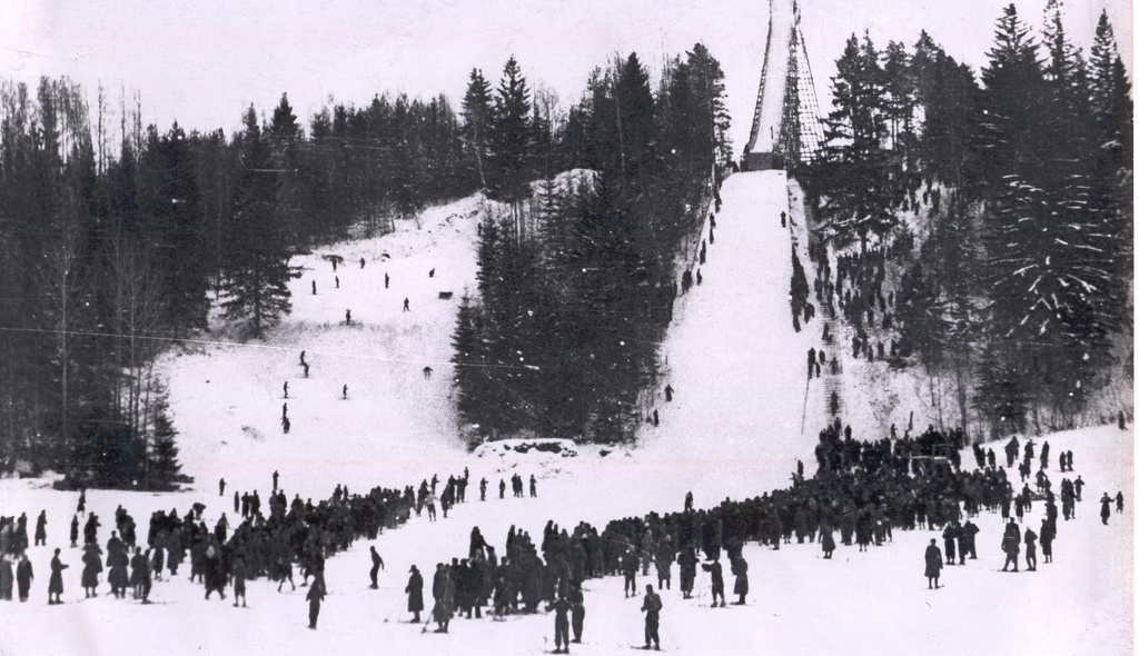 Foto. Andsumäe suusahüppemägi, mille ehitas Võrumaa komsomol 1949 - 1950.