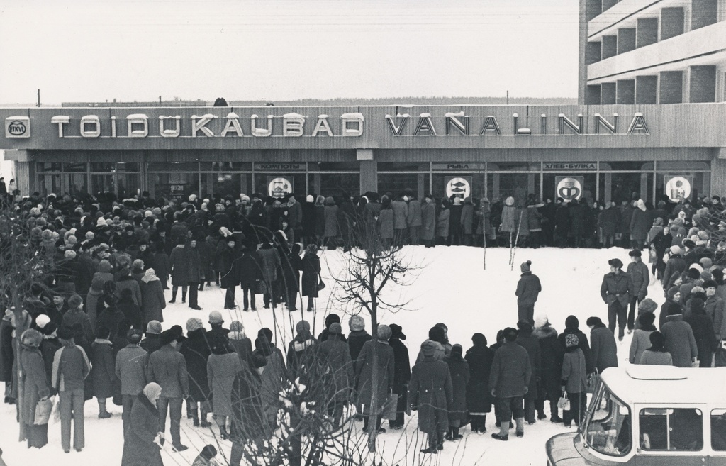 Foto.Ostjad ootamas   toiduainetekaupluse  Vanalinna avamist Kreutzwaldi tänavas 16.veebruaril 1977.a.